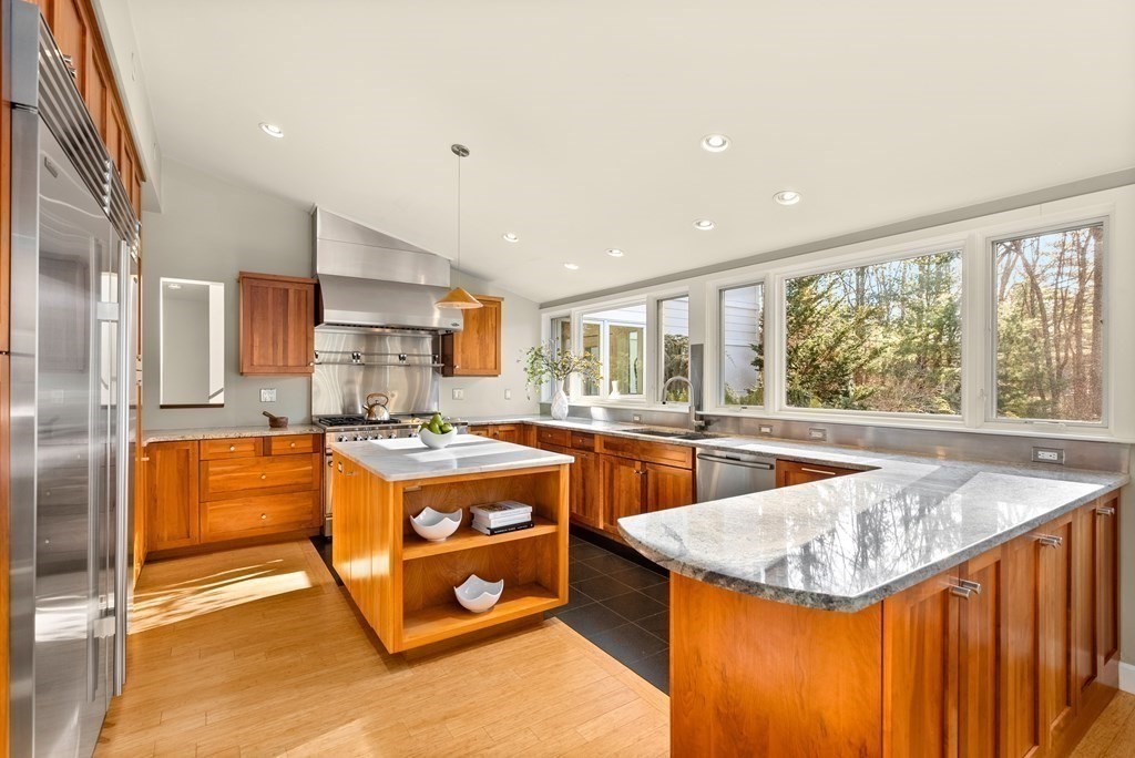 Weston-Contemporary-Kitchen-StagetoSell-HomeStaging
